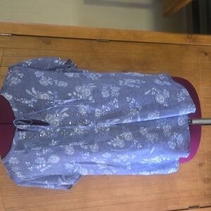 040 Liz Claiborne Short Sleeved HiLo Blouse